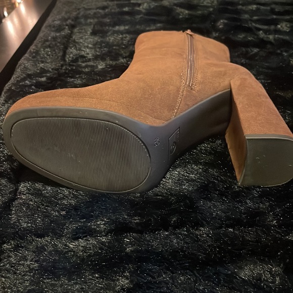 GBG brown suede like platform heeled ankle bootie - Picture 5 of 10